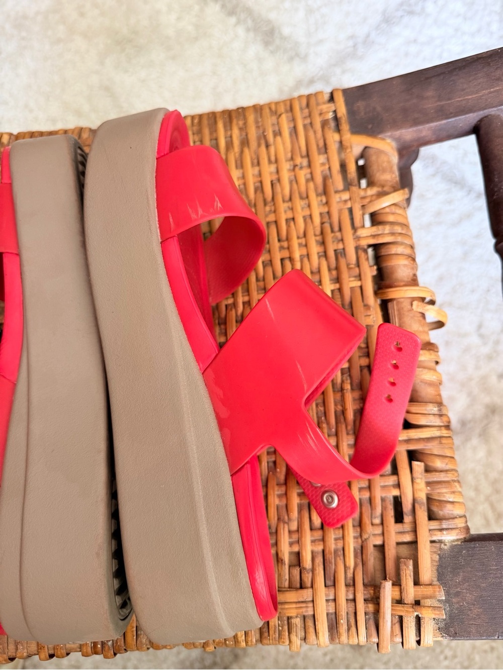 Crocs Women’s Size 6 Red Platform Sandal - Picture 8 of 11